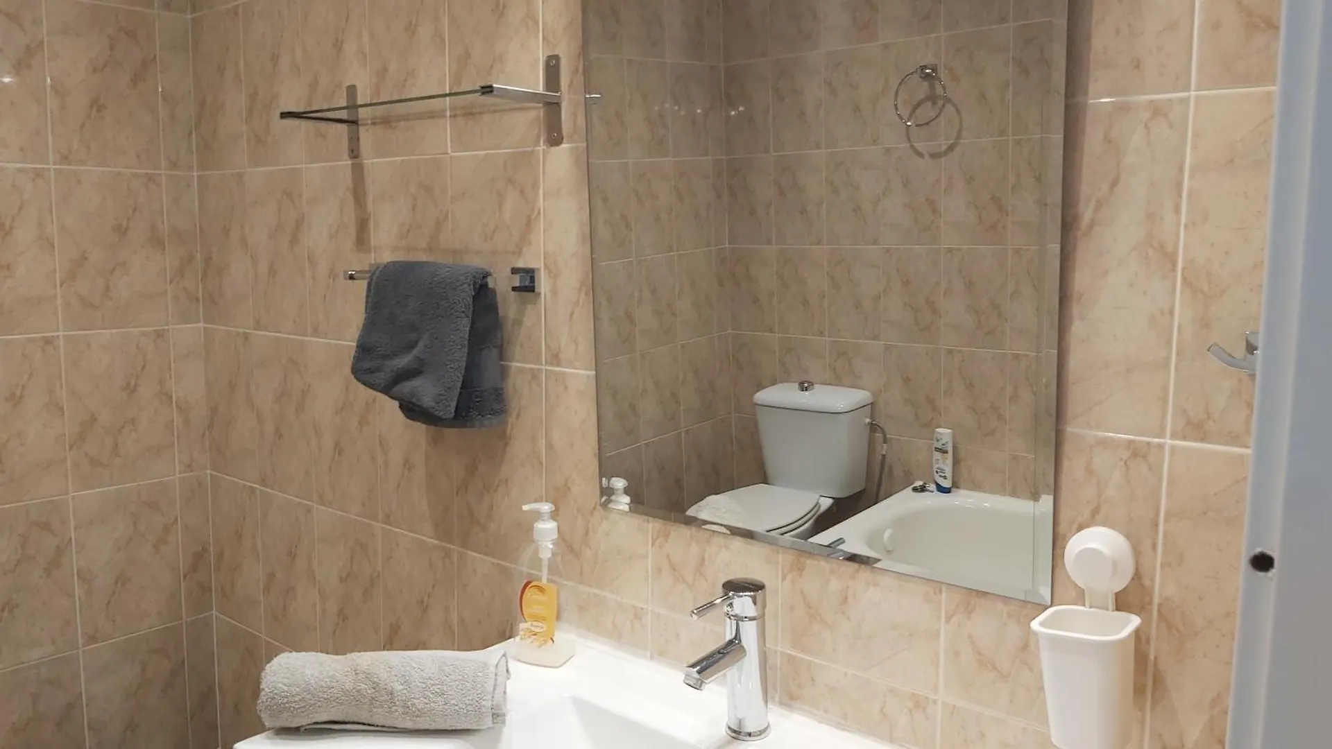 Del Parque Flats San Millan Family Apartment Málaga Spagna